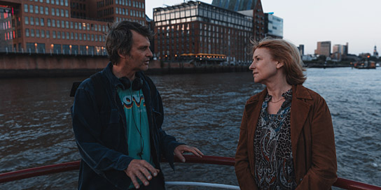 Markus Goller, Corinna Harfouch (v.l.n.r.) bei den Dreharbeiten zu "Die Ironie des Lebens" (2024)