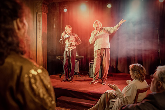  Stephen Fry (hinten rechts) in "Treasure - Familie ist ein fremdes Land" (2024)