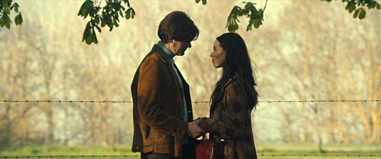 Sam Riley, Elisa Badenes (v.l.n.r.) in "Cranko" (2024)