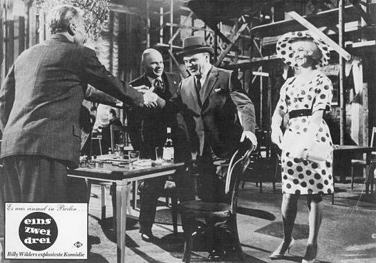 Ralf Wolter (3.v.r.), James Cagney (2.v.r.), Liselotte Pulver (rechts) in "One, Two, Three"