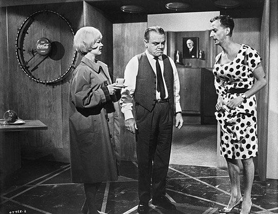 Liselotte Pulver, James Cagney, Hanns Lothar (v.l.n.r.) in "One, Two, Three" (1961) Liselotte Pulver, James Cagney, Hanns Lothar (v.l.n.r.) in "One, Two, Three" (1961)