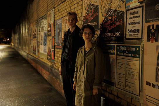 Johannes Hegemann, Liv Lisa Fries (v.l.n.r.) in "In Liebe, Eure Hilde" (2024) Johannes Hegemann, Liv Lisa Fries (v.l.n.r.) in "In Liebe, Eure Hilde" (2024)