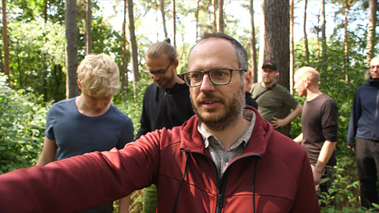 Ben Knight (vorne) in "Wir werden alle sterben!'" (2024)