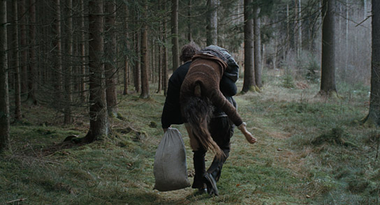 David Scheid, Anja Plaschg (über Schulter hängend) in "Des Teufels Bad" (2024)