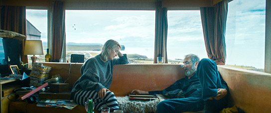 Saoirse Ronan, Stephen Dillane (v.l.n.r.) in "The Outrun" (2023) Saoirse Ronan, Stephen Dillane (v.l.n.r.) in "The Outrun" (2023)