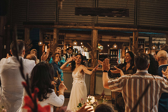 Annette Frier, Pegah Ferydoni (Mitte v.l.n.r.) in "Feste & Freunde - Ein Hoch auf uns!" (2024)