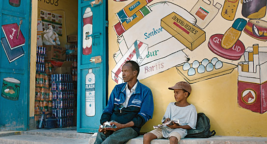 Ahmed Ali Farah, Ahmed Mohamud Saleban (v.l.n.r.) in "The Village Next to Paradise" (2024)