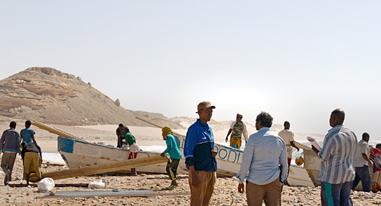 Ahmed Ali Farah (vorne links) in "The Village Next to Paradise" (2024) Ahmed Ali Farah (vorne links) in "The Village Next to Paradise" (2024)