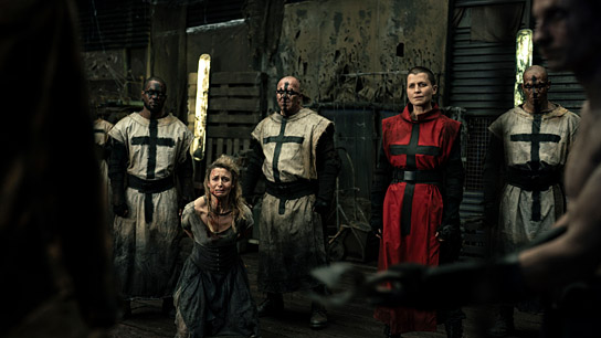 Deirdre Mullins (knieend), Arly Jover (3.v.r.) in "In the Lost Lands" (2025)