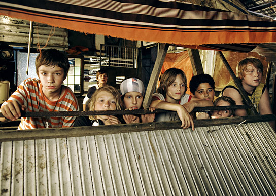 Manuel Steitz, Fabian Halbig, Nicolas Schinseck, Leonie Tepe, Nick Romeo Reimann, Javidan Imani, Robin Walter, David Hürten (v.l.n.r.) in "Die Vorstadtkrokodile" (2009)