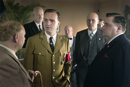 Matthias Herrmann (3.v.l.), Ulrich Tukur (5.v.l.), Christoph Hagen Dittmann (rechts) in "John Rabe" (2009)