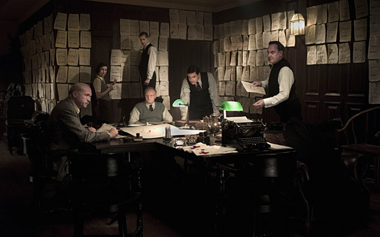 Ulrich Tukur (links), Steve Buscemi (hinten, oben), Daniel Brühl (2.v.r.) in "John Rabe" (2009) Ulrich Tukur (links), Steve Buscemi (hinten, oben), Daniel Brühl (2.v.r.) in "John Rabe" (2009)