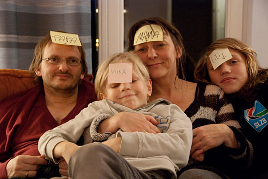 Milan Peschel, Mika Nilson Seidel, Steffi Kühnert, Talisa Lilly Lemke (v.l.n.r.) in "Halt auf freier Strecke" (2011) Milan Peschel, Mika Nilson Seidel, Steffi Kühnert, Talisa Lilly Lemke (v.l.n.r.) in "Halt auf freier Strecke" (2011)