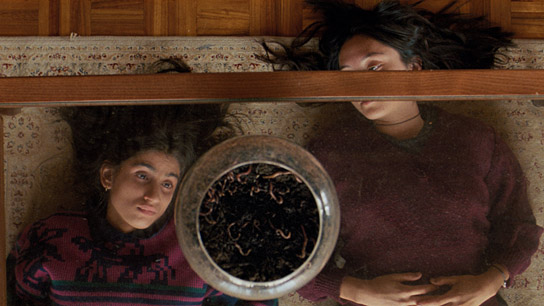 Mia Tharia, Pascale Kann (v.l.n.r.) in "September & July" (2024)