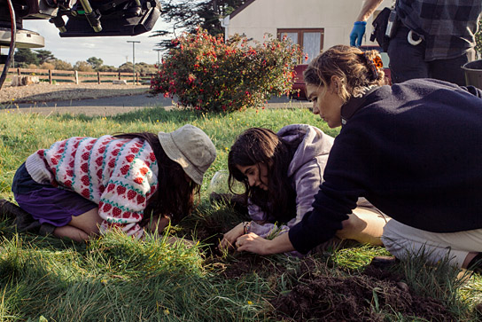 Pascale Kann, Mia Tharia, Ariane Labed (v.l.n.r.) bei den Dreharbeiten zu "September & July" (2024)