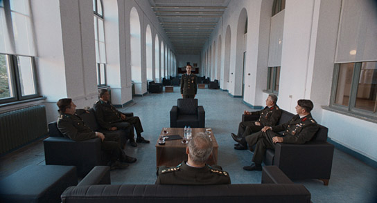 Ahmet Rifat Şungar (Mitte hinten) in "Schatten der Nacht" (2024)