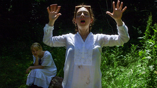 Helena Sattler, Amelie Köder (v.l.n.r.) in "Überall gibt es ein Hausen" (2024)