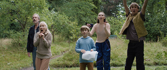 Michael Wittenborn, Hedi Kriegeskotte, Theo Kretschmer, Lilli Lacher, Jona Volkmann (v.l.n.r.) in "Grüße vom Mars" (2024)