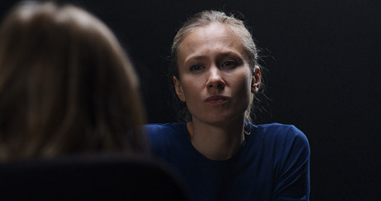 Alina Levshin in einer nachgestellten Verhörszene in "Blinder Fleck" (2025) Alina Levshin in einer nachgestellten Verhörszene in "Blinder Fleck" (2025)