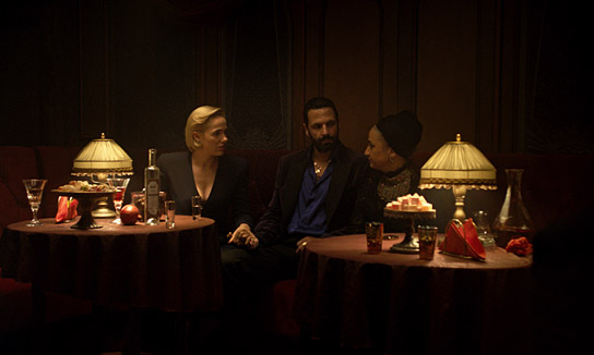 Verena Altenberger, Mehdi Nebbou, Meriam Abbas (v.l.n.r.) in "Kein Tier. So Wild." (2025)