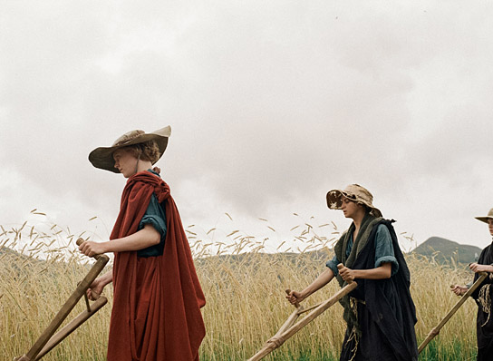 Rosy McEwen, Grace Jabbari (v.l.n.r.) in "Harvest" (2024)