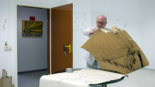 Thomas Ranft mit einem Rest einer Gemeinschafts-Malaktion der Mosch zur Schließung ihrer Galerie 1982 in "Go Clara Go: die Kunst des kreativen Widerstands" (2025)