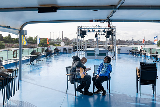 Shahzad Ismaily, Ganavya Doraiswamy (v.l.n.r.) in "Every Note You Play" (2025) Shahzad Ismaily, Ganavya Doraiswamy (v.l.n.r.) in "Every Note You Play" (2025)