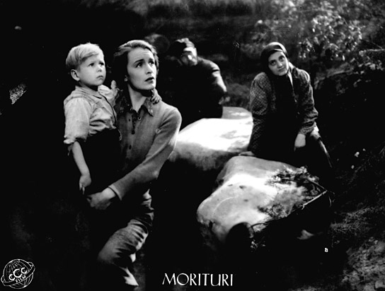 Lotte Koch (2.v.l.) in "Morituri" (1948)