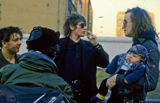 FM Einheit (links), Blixa Bargeld (2.v.r.), Alexander Hacke (rechts) in "Elektrokohle (Von wegen)" (2009)