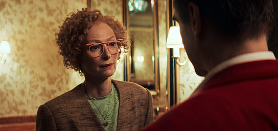 Tilda Swinton, Colin Farrell (v.l.n.r.) in "Ballad of a Small Player" (2025)