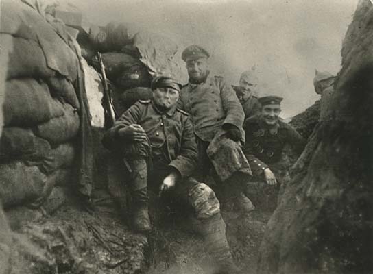 Paul Wegener (1.v.l.) im Schützengraben in Flandern, 09. 01.1915 Paul Wegener