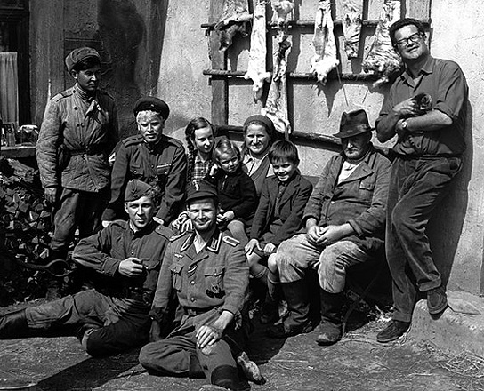 Alexej Ejboshenko (2.v.l.), Konrad Wolf (rechts), Jaecki Schwarz, Dieter Mann (vorne, v.l.n.r.) bei den Dreharbeiten zu "Ich war neunzehn" (1967/68) Ich war neunzehn, Quelle: FMP