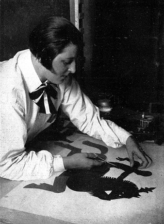 Lotte Reiniger bei der Arbeit an "Die Abenteuer des Prinzen Achmed" (1923-26): Vor ihr die Figur des Prinzen Achmed auf dem Zauberpferd. (Foto aus der Broschüre zum Film)