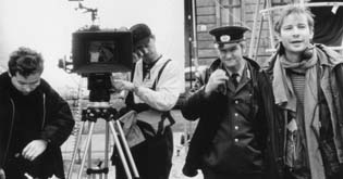 Peter-Joachim Krause (2.v.l.), Detlev Buck (3.v.l.), Leander Haußmann (rechts) bei den Dreharbeiten zu "Sonnenallee" (1999)