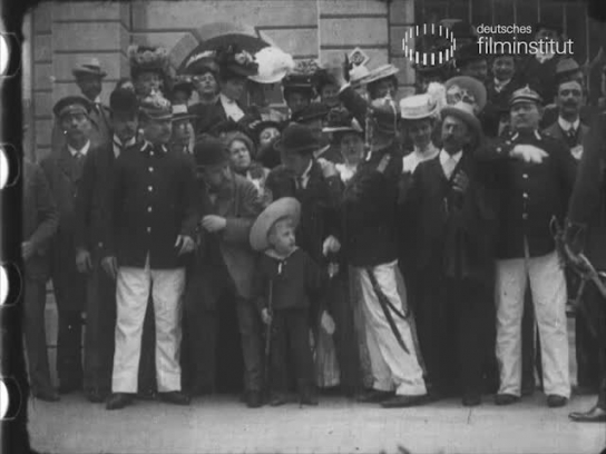 Screenshot aus "Rückkehr von der Parade" (191?); Quelle: DIF