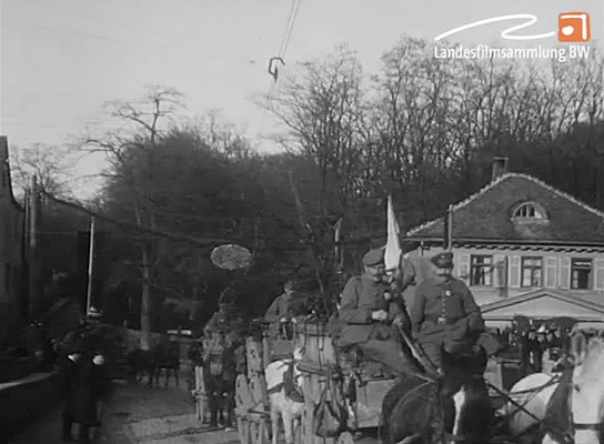 Sanitätszug der Württembergischen Armee in Ludwigsburg; Wagenkolonne vor dem Hau