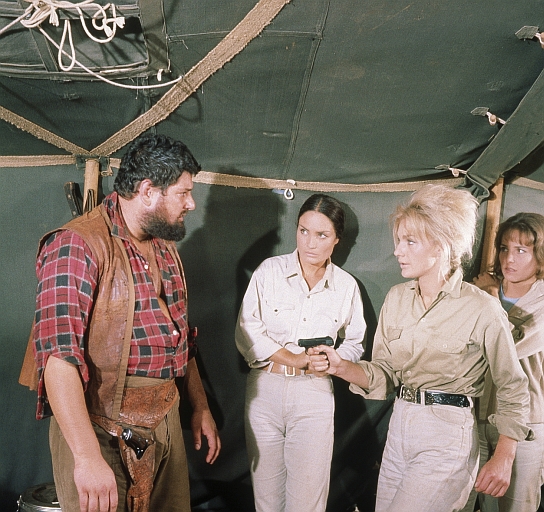 Ellen Schwiers (2.v.l.), Maria Perschy (2.v.r.), Gerlinde Locker (rechts) in "Die Banditen vom Rio Grande" (1965)