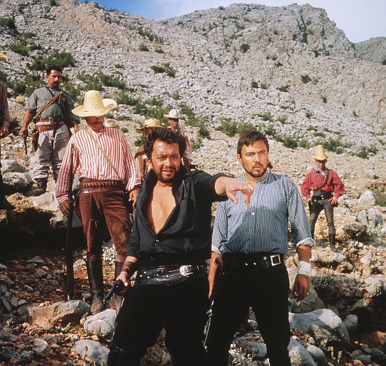 Wolfgang Kieling (vorne links) in "Die Banditen vom Rio Grande" (1965)