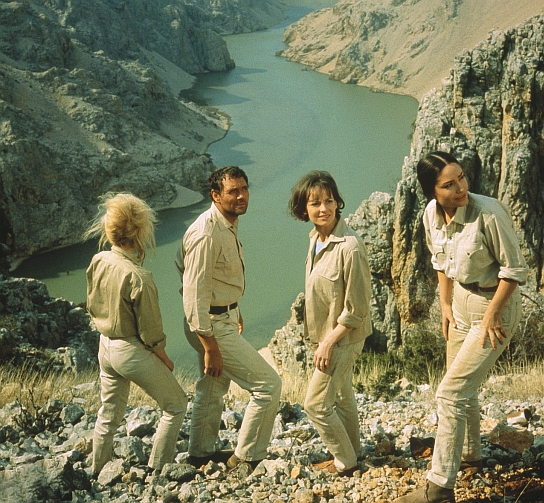 Maria Perschy, Harald Leipnitz, Gerlinde Locker, Ellen Schwiers (v.l.n.r.) in "Die Banditen vom Rio Grande" (1965)