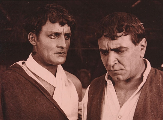 Screenshot mit Viktor Gehring, Fritz Greiner (v.l.n.r.) aus "Der Klosterjäger" (1920)