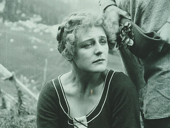 Screenshot mit Hilde Wall aus "Der Klosterjäger" (1920)