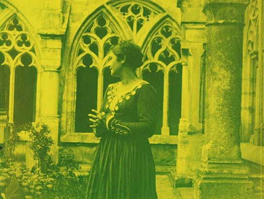 Screenshot mit Thea Steinbrecher aus "Der Klosterjäger" (1920)