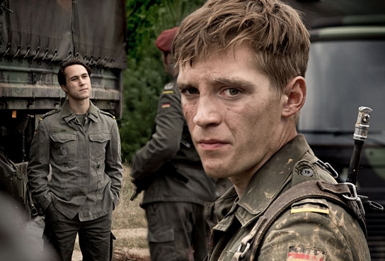 Ludwig Trepte (links), Jonas Nay (vorne) in "Deutschland 83" (2015), Quelle: Amazon, DIF, © RTL, Laura Deschner