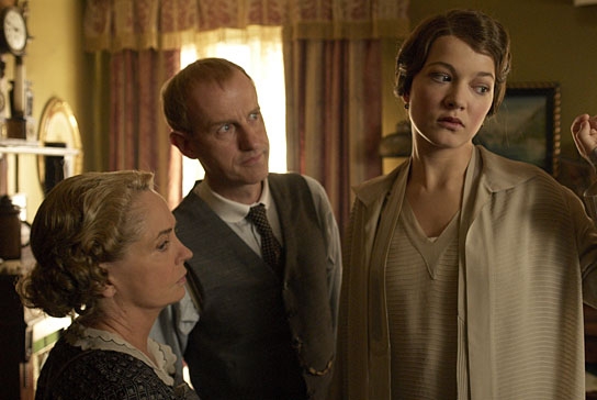 Gisela Schneeberger, Johannes Herrschmann, Hannah Herzsprung (v.l.n.r.) in "Liesl Karlstadt & Karl Valentin" (2008); Quelle: Filmfest München, © Walter Wehner 