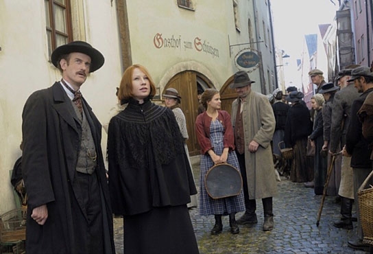 Johannes Herrschmann, Birgit Minichmayr in "Die Verführerin Adele Spitzeder" (2011); Quelle: Jaqueline Krause-Burberg, © Bayrischer Rundfunk, Jaqueline Krause-Burberg