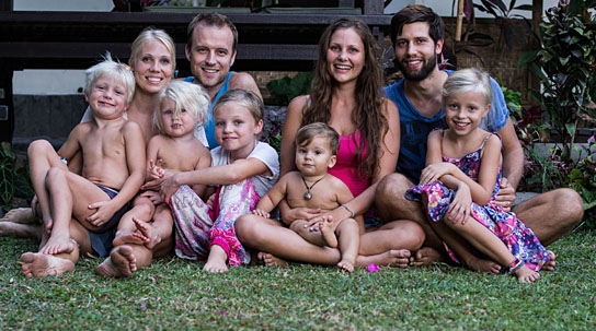 "Zwei Familien auf Weltreise", Quelle: imFilm - Agentur + Verleih, DIF, © life with Sandy & Benni und Sechs Paar Schuhe