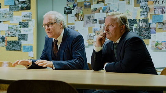 August Zirner, Axel Prahl (v.l.n.r.) in "Das Ende der Wahrheit" (2018); Quelle: Prokino Filmverleih, DIF, © 2019 PROKINO Filmverleih GmbH, Walker + Worm Film, Bernd Schuller