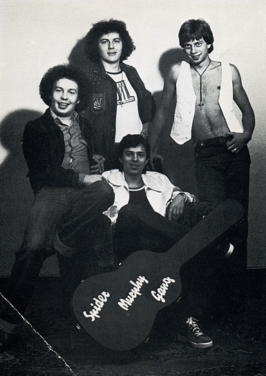  Barny Murphy, Franz Trojan, Michael Busse (v.l.n.r.), Günther Sigl (sitzend) ("Spider Murphy Gang - Glory Days of Rock 'n' Roll", 2019)
