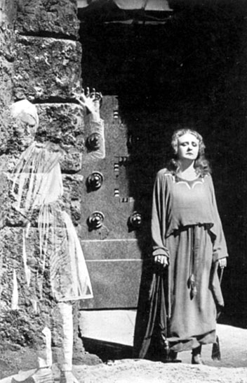 Bernhard Goetzke, Mia May in "Das indische Grabmal, Teil 1 - Die Sendung des Yoghi" (1921); Quelle: Murnau-Stiftung, DFF