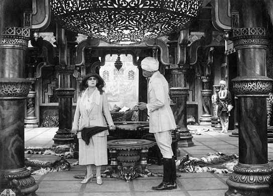 Mia May, Conrad Veidt (vorne) in "Das indische Grabmal, Teil 2 - Der Tiger von Eschnapur" (1921); Quelle: Murnau-Stiftung, DFF